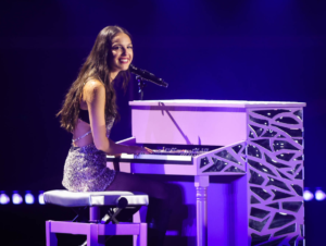 Olivia Rodrigo emociona no Lollapalooza e mostra força do público no Brasil; veja fotos