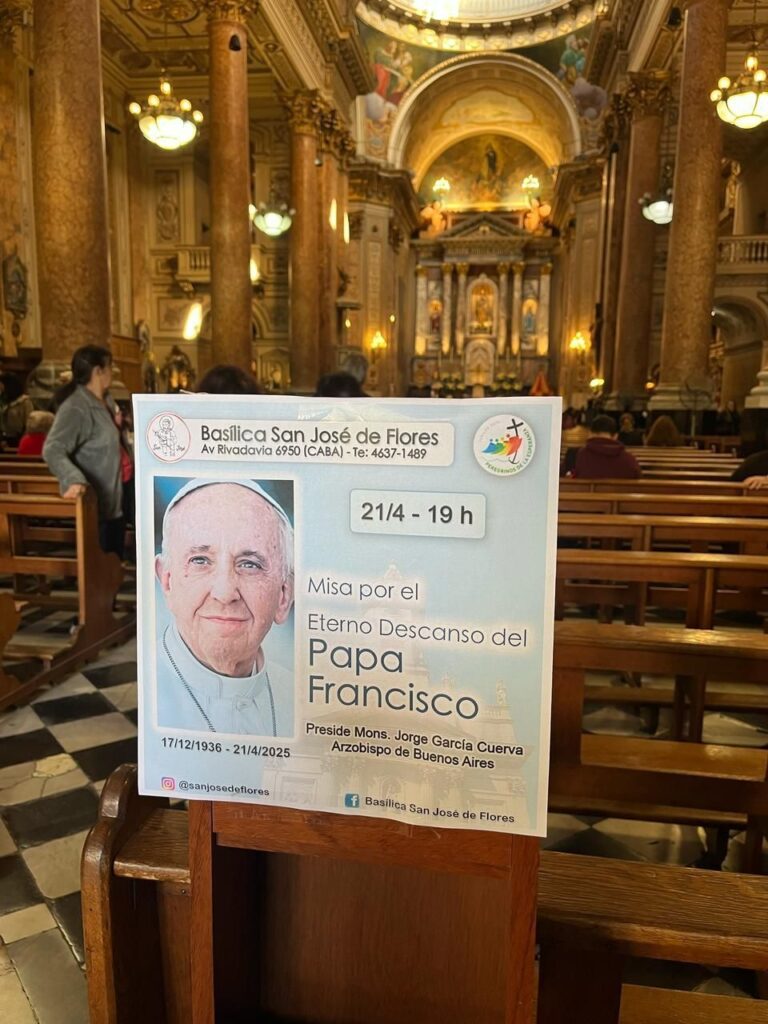 Argentinos vão à igreja onde papa Francisco trabalhou para homenagens