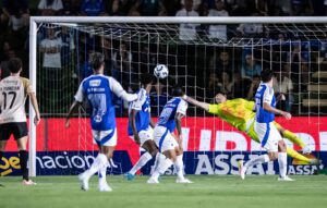 Cássio brilha, Cruzeiro vence e afunda Vasco no Brasileirão