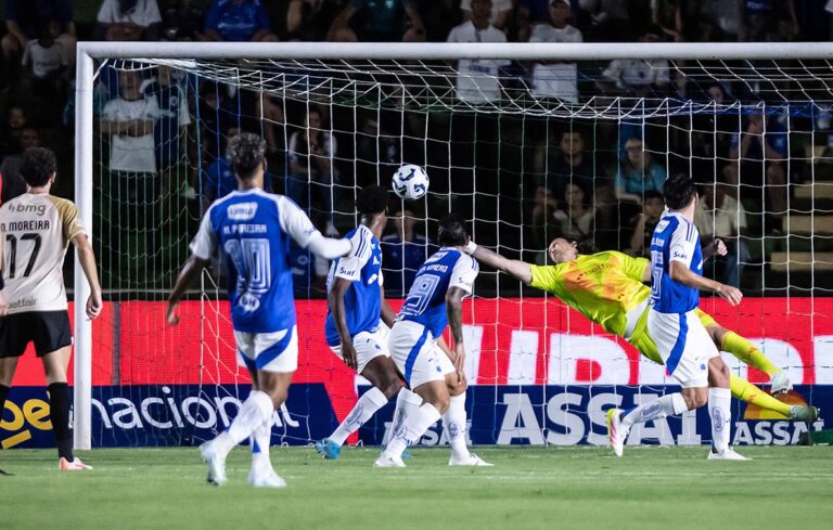 Cássio brilha, Cruzeiro vence e afunda Vasco no Brasileirão