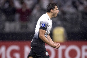 Corinthians supera expulsão e vence Racing-URU na Sul-Americana 
