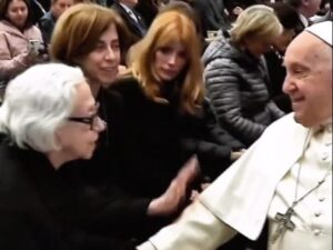 Fernanda Torres relembra encontro com o Papa Francisco ao lado de Montenegro