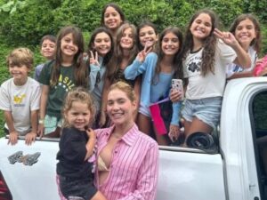 Virginia atende fãs mirins em seu condomínio em Mangaratiba (RJ). Veja!
