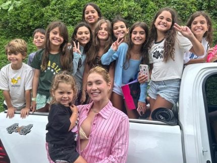 Virginia atende fãs mirins em seu condomínio em Mangaratiba (RJ). Veja!