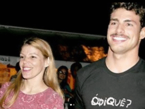 Cauã Reymond homenageia mãe falecida e Alinne Moraes reage: "Saudade dela"