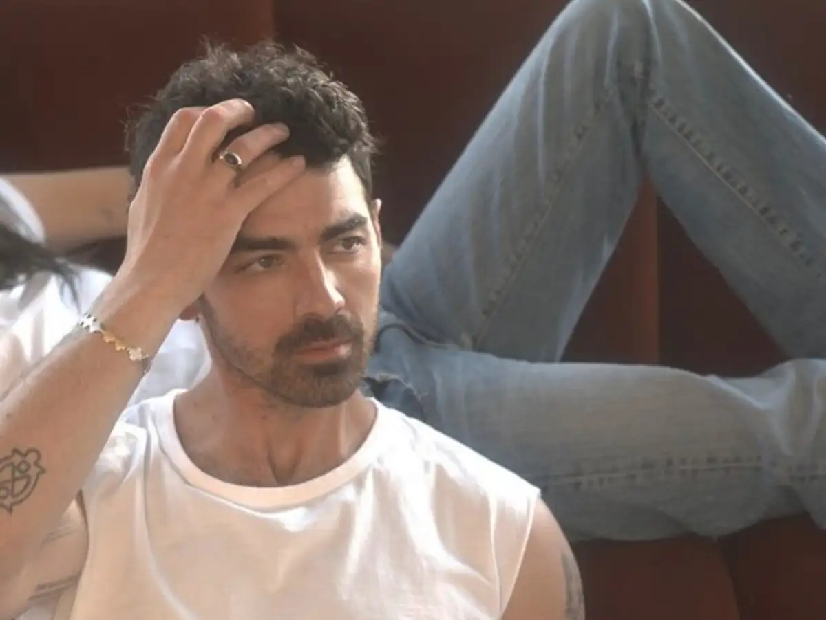 Sophie Turner? Quem é a loira misteriosa de quem Joe Jonas fala na música "Honey Blonde"?