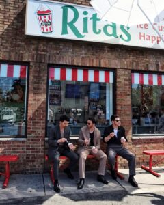 Jonas Brothers devem resgatar sonoridade pop rock no novo álbum, "GREETINGS FROM YOUR HOMETOWN" |