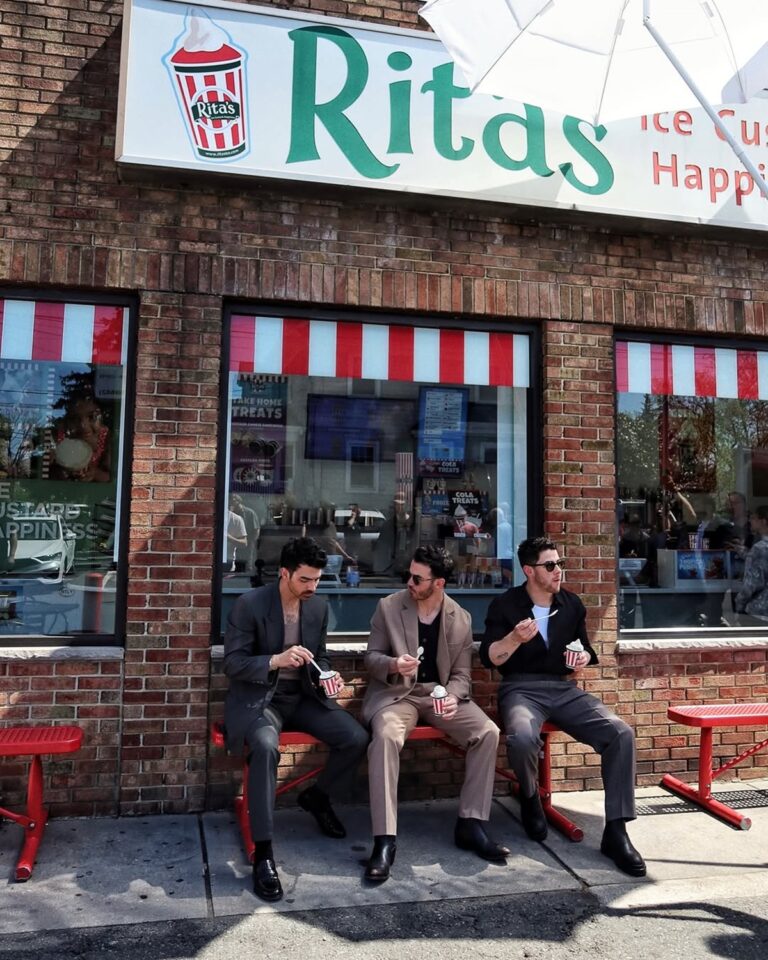 Jonas Brothers devem resgatar sonoridade pop rock no novo álbum, "GREETINGS FROM YOUR HOMETOWN" |