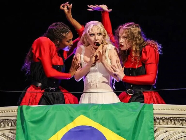 Tá com saudade, fala: Lady Gaga refaz caminho para interagir com brasileiro durante show em Singapura
