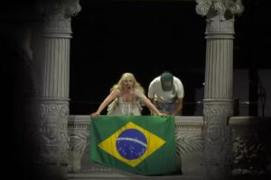 Lady Gaga estende a bandeira do Brasil