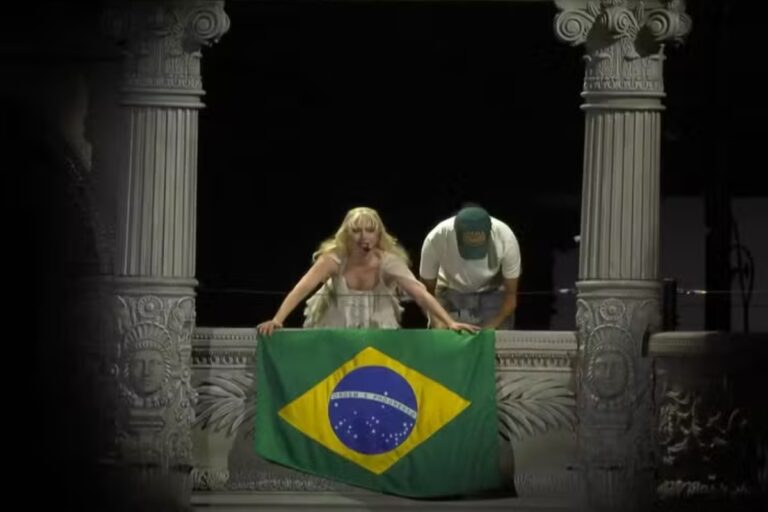 Lady Gaga estende a bandeira do Brasil