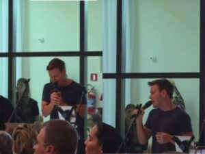 Michel Teló canta em missa de domingo, em igreja no Rio