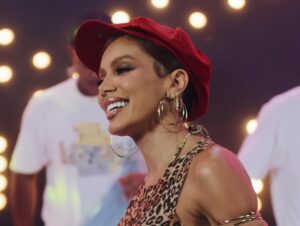 Anitta duela pelo título de funk feminino mais ouvido da história com outra brasileira; saiba quem!