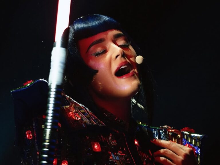 Katy Perry no Brasil: fãs passam sufoco para comprar ingresso e shows em Curitiba e Brasília estão perto de esgotar