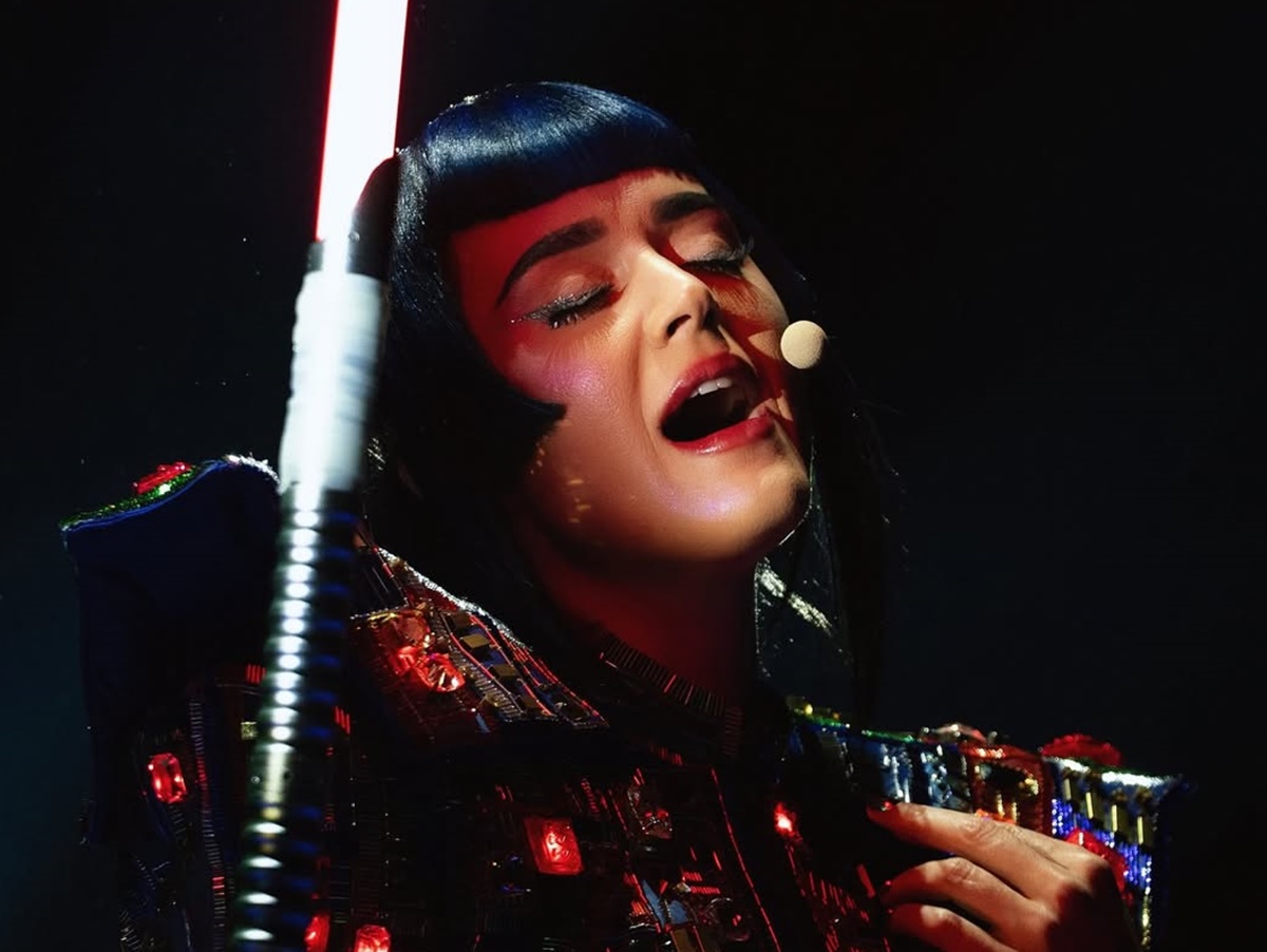 Katy Perry no Brasil: fãs passam sufoco para comprar ingresso e shows em Curitiba e Brasília estão perto de esgotar