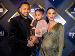 Mavie usa look avaliado em mais de R$ 8 mil em leilão beneficente de Neymar Jr.