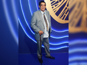 Aos 66, Zeca Pagodinho surge de bengala em premiação: "Sou vovô"