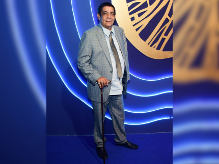 Aos 66, Zeca Pagodinho surge de bengala em premiação: "Sou vovô"