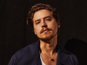 Ator de “Zack e Cody” tem conta para postar fãs que tiram fotos “escondidas” dele