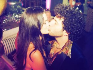 Em meio a rumores de casamento iminente, Benny Blanco celebra aniversário de Selena Gomez com fotos inusitadas da cantora; veja