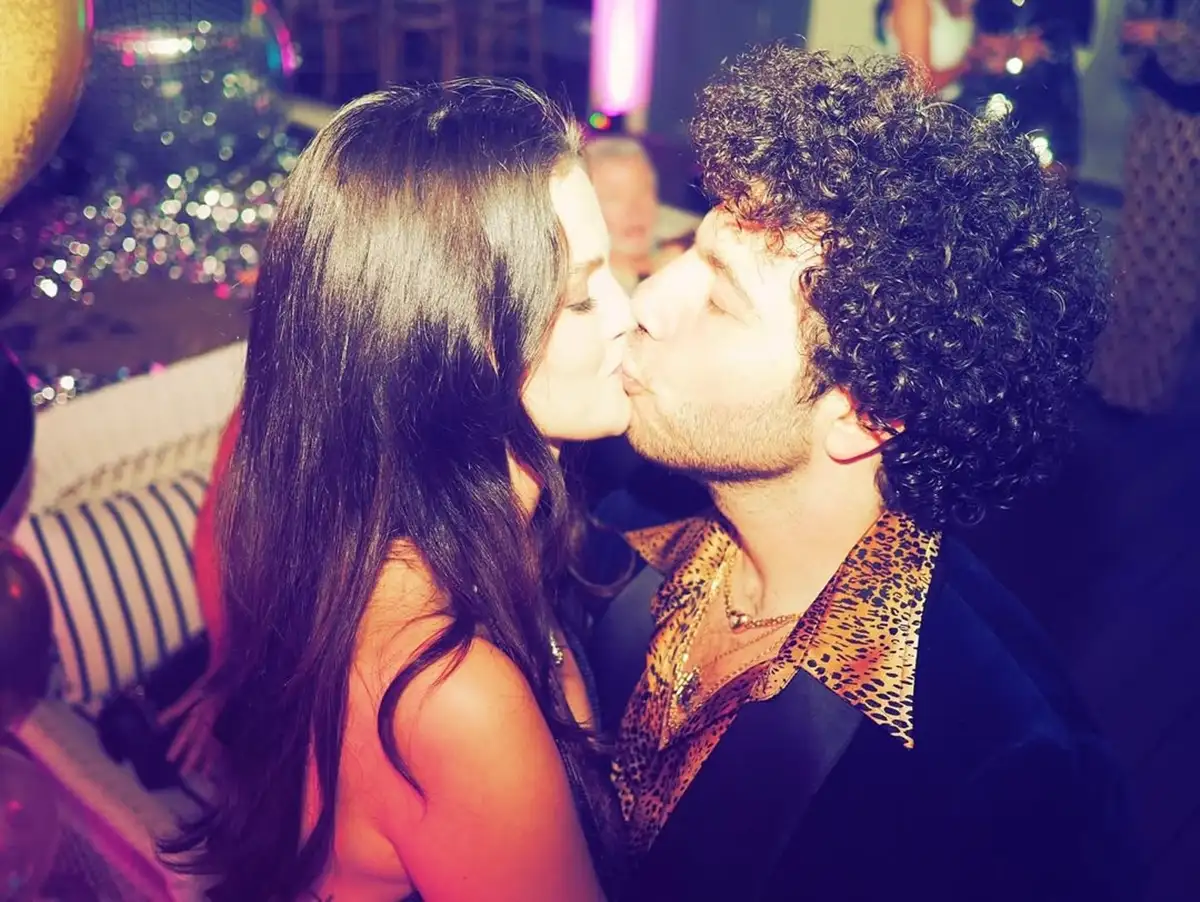 Em meio a rumores de casamento iminente, Benny Blanco celebra aniversário de Selena Gomez com fotos inusitadas da cantora; veja