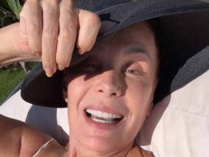 "Experiência infeliz", diz Carolina Ferraz sobre uso de chip da beleza