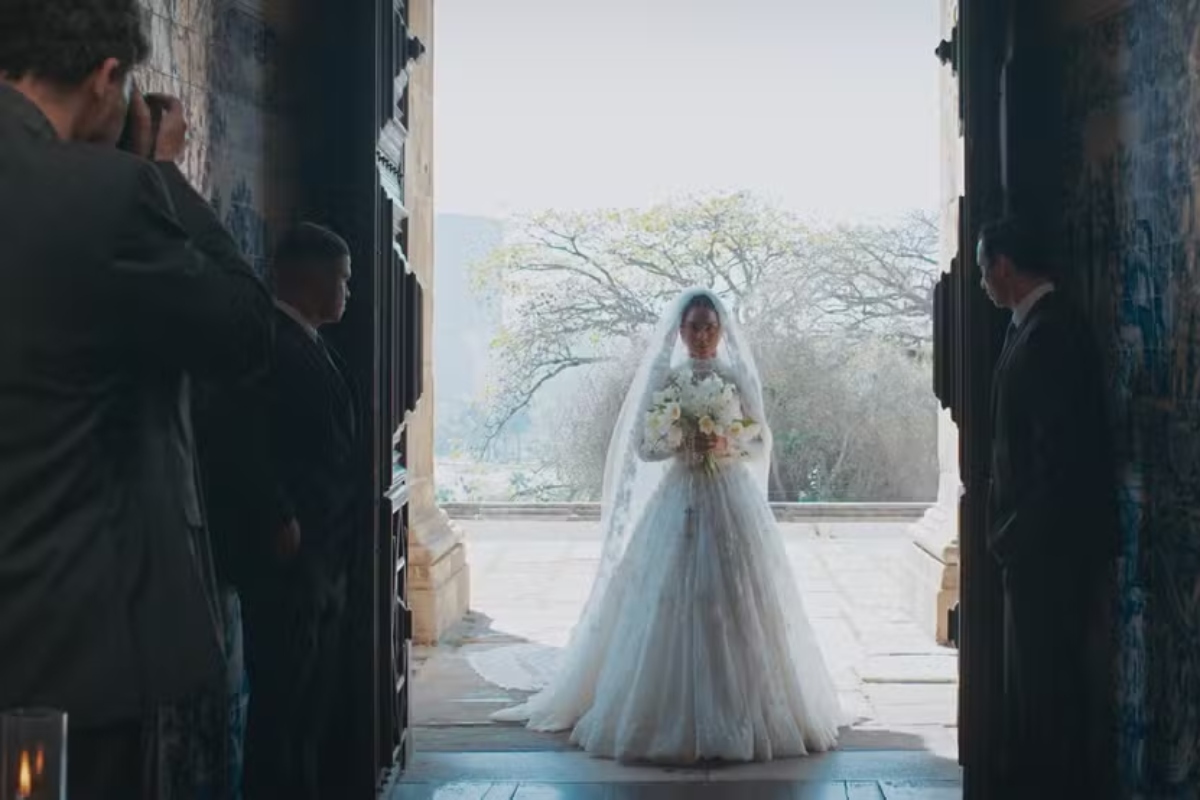 Vale Tudo - Fátima (Bella Campos) entra sozinha na igreja