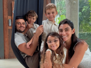 Felipe Simas elogia esposa por priorizar a família: “Tenho muito orgulho dela”
