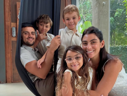 Felipe Simas elogia esposa por priorizar a família: “Tenho muito orgulho dela”