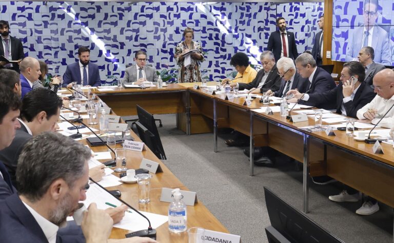 Boulos aciona PGR por suposta ajuda de Tarcísio à fuga de Bolsonaro