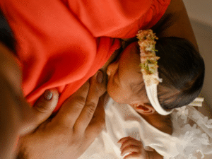 Agosto Dourado: especialista revela benefícios da amamentação para o sono do bebê