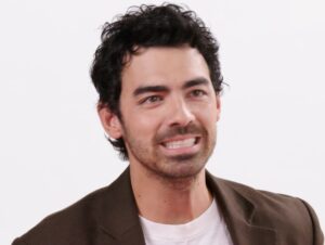 Joe Jonas sugere que esteja lendo o roteiro de "Camp Rock 3": "Desculpa, Disney!"
