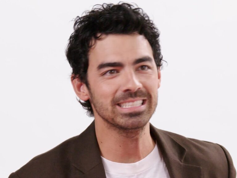 Joe Jonas sugere que esteja lendo o roteiro de "Camp Rock 3": "Desculpa, Disney!"