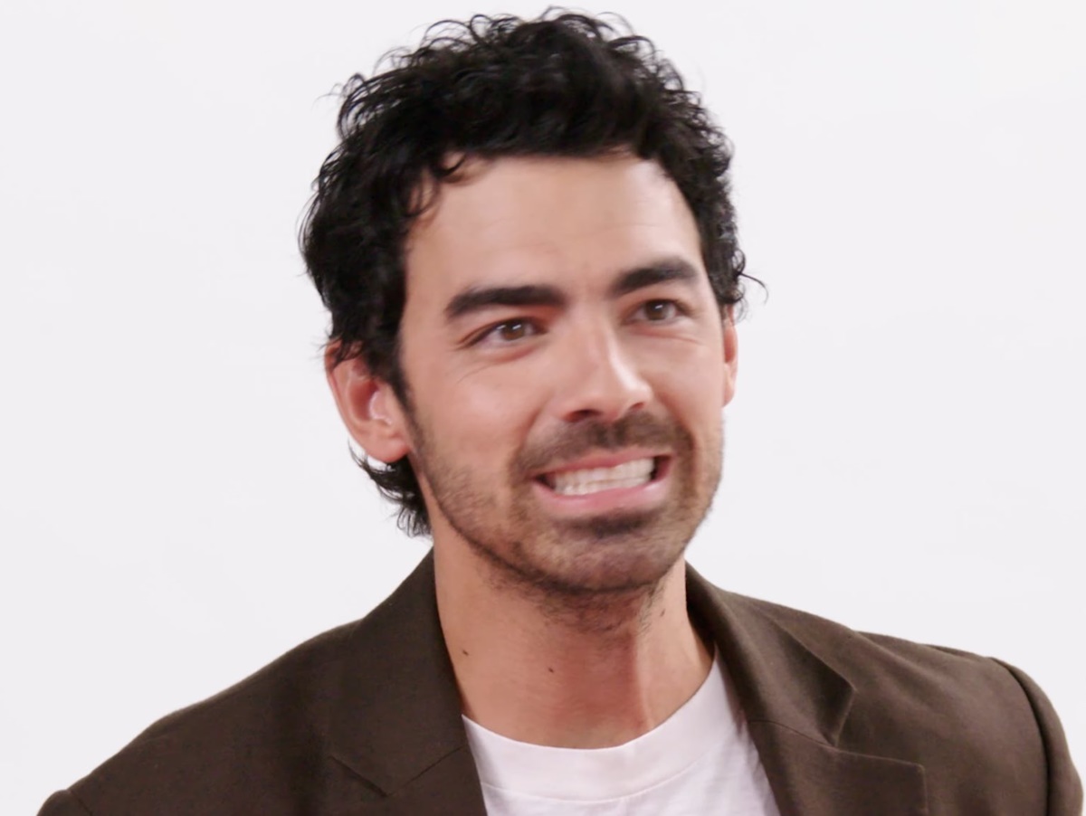 Joe Jonas sugere que esteja lendo o roteiro de "Camp Rock 3": "Desculpa, Disney!"