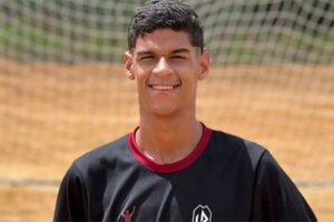 Luva de Pedreiro em frente ao gol