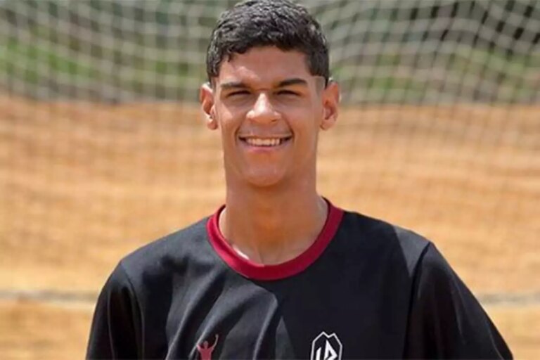 Luva de Pedreiro em frente ao gol