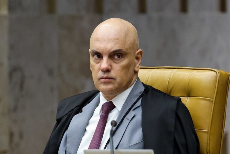 Cariúcha e filho do Gugu são vistos aos beijos em festa de João Silva