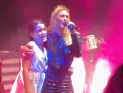 Neta de Preta Gil canta com Carolina Dieckmmann e rouba a cena em festa de Ewbank e Gagliasso