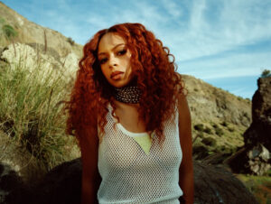 Quem é Ravyn Lenae, que emplacou "Love Me Not" no Top 10 da Billboard Hot 100?