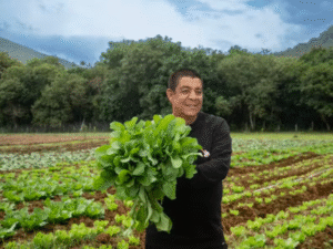 Zeca Pagodinho fornece sítio para produzir alimentos para quem tem fome