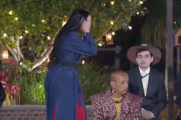 A Fazenda 17 - Tamires leva água no rosto durante dinâmica