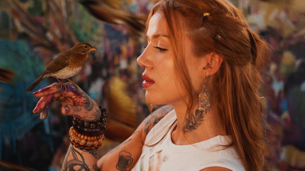 Elana Dara detalha inspiração para série de EPs que exploram os 5 sentidos |