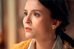 Estela (Larissa Manoela) assustada em