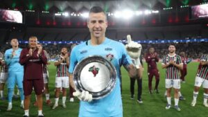 Fábio completa 45 anos: goleiro detém recorde de jogos na história