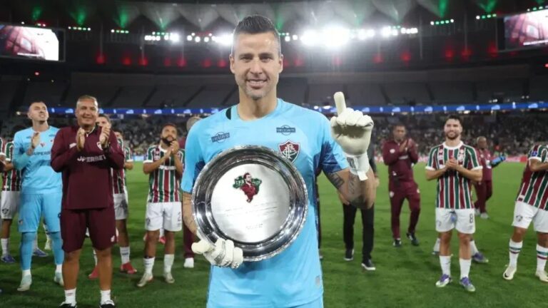 Fábio completa 45 anos: goleiro detém recorde de jogos na história