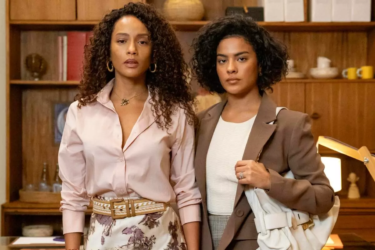 Raquel (Taís Araujo) e Maria de Fátima (Bella Campos) em