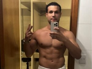 Sem limites! Israel Novaes causa alvoroço na web ao postar foto só de toalha