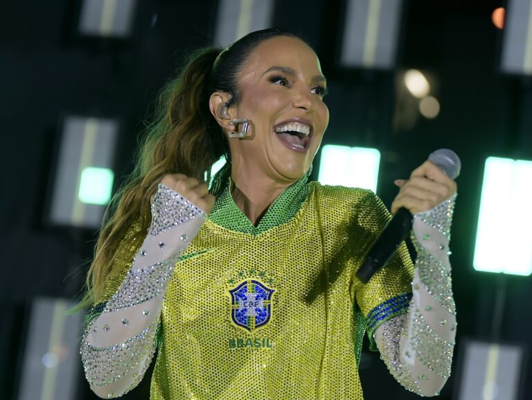 Ivete Sangalo cria clima de Copa em performance antes de jogo Brasil x Chile no Maracanã; veja vídeos