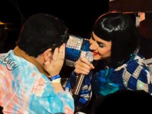 Em Curitiba, Katy Perry emociona ao convidar ao palco fã que perdeu a mãe há dez dias; veja o vídeo