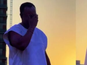 Thiaguinho se emociona com homenagem ao filho durante show em Goiânia